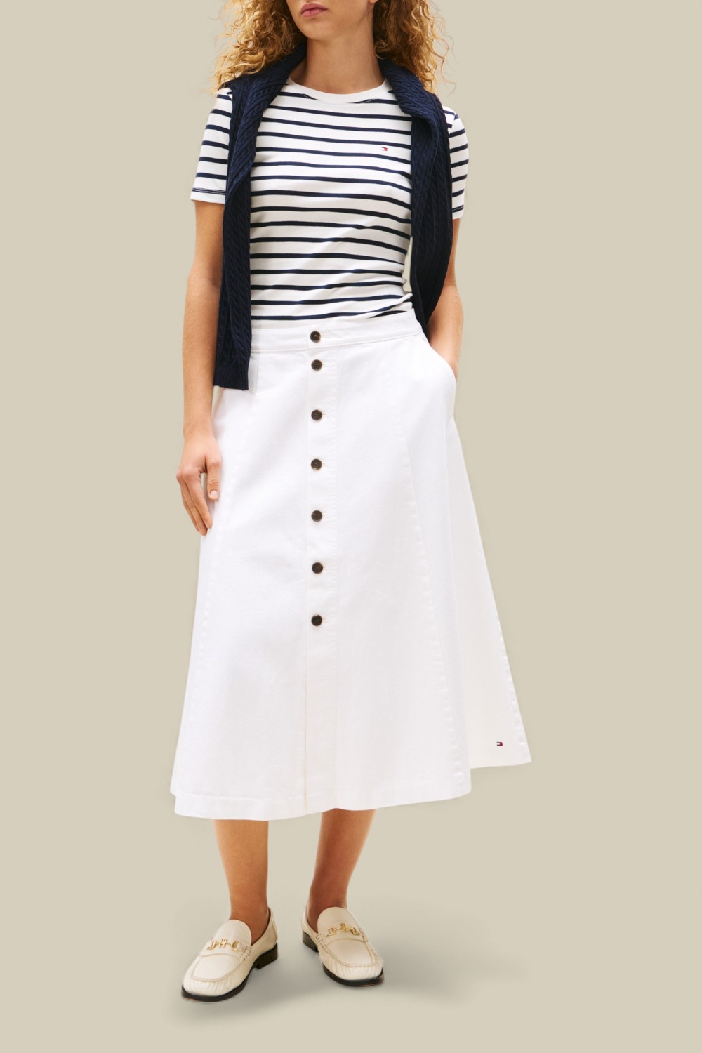 תמונת כל הלוק של חולצת טי סלים פיט